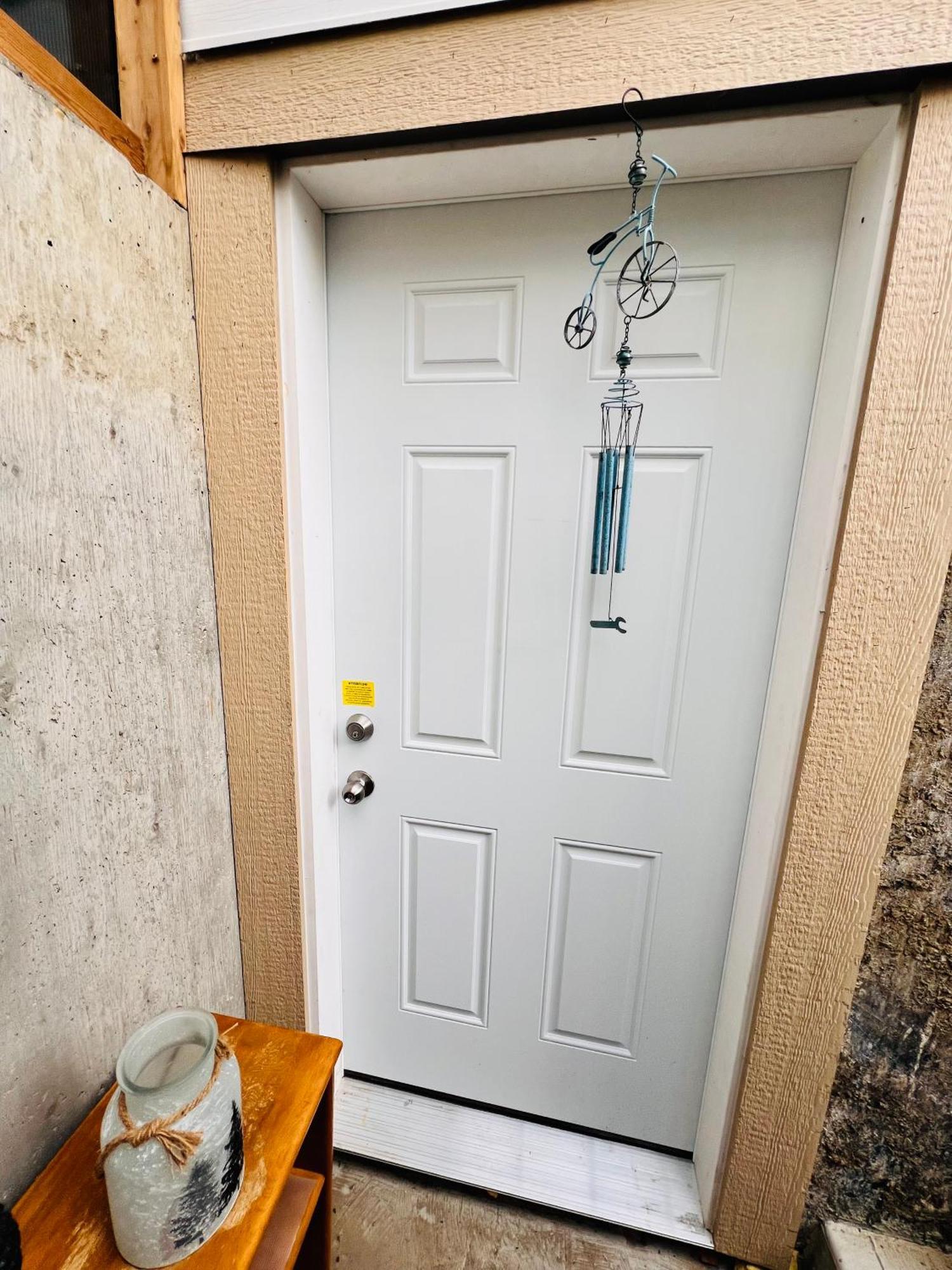 A Classic Homely Basement Suite! Chestermere Eksteriør bilde