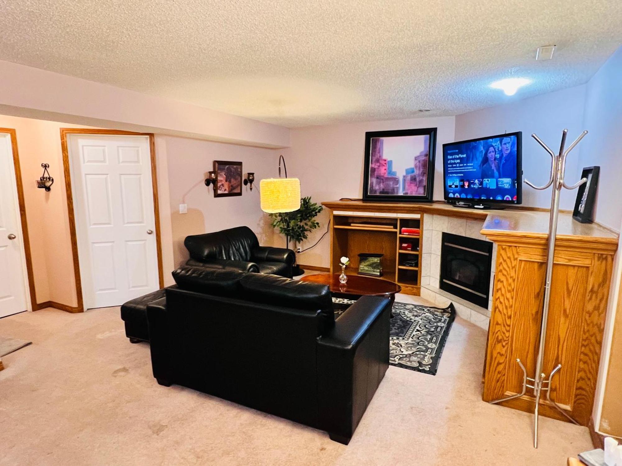 A Classic Homely Basement Suite! Chestermere Eksteriør bilde