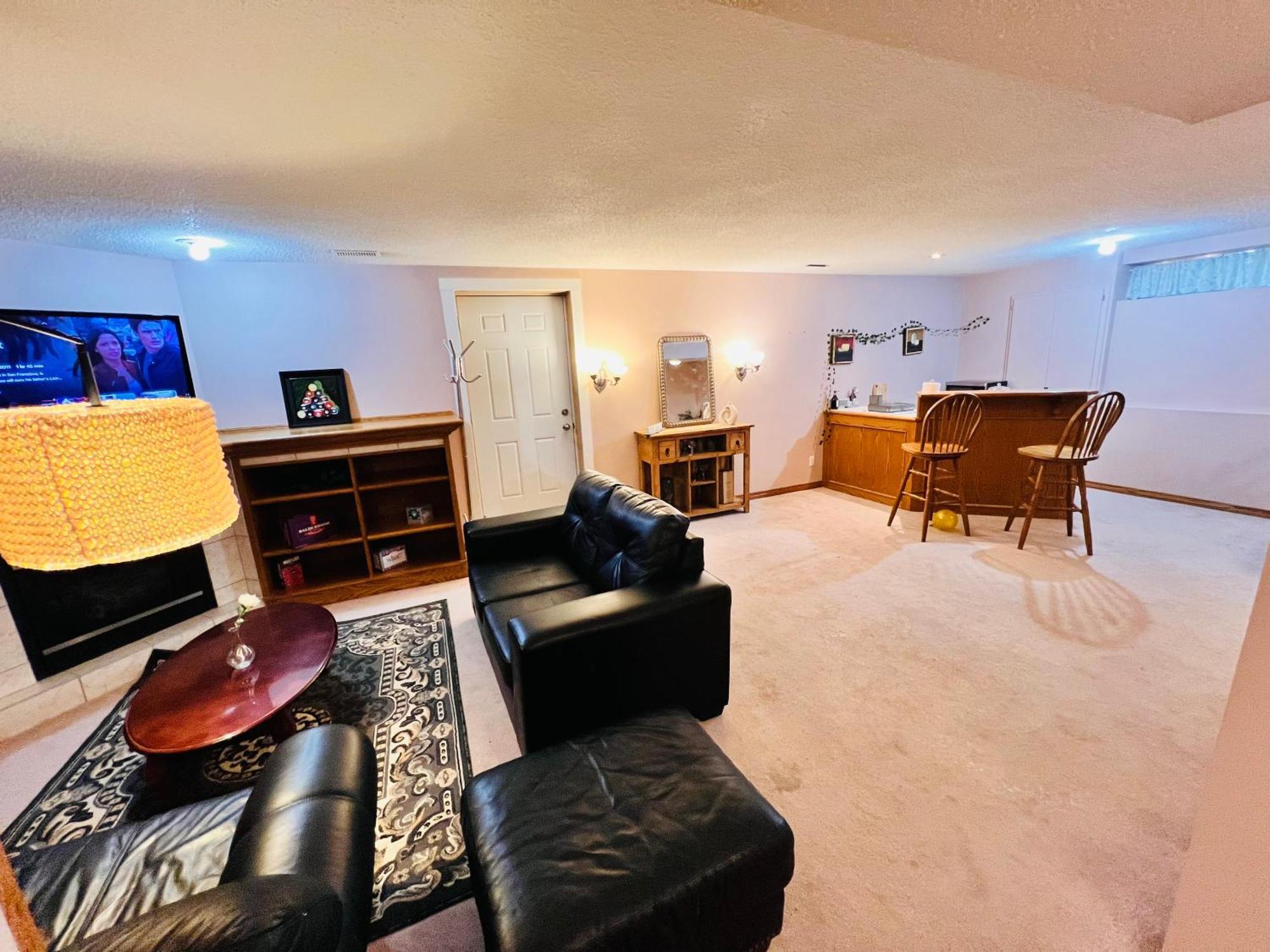 A Classic Homely Basement Suite! Chestermere Eksteriør bilde
