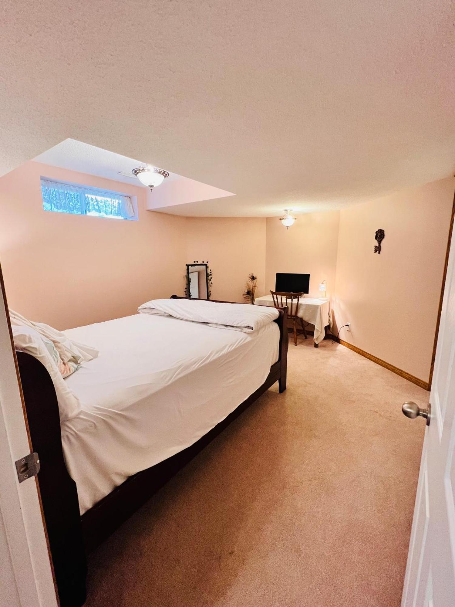A Classic Homely Basement Suite! Chestermere Eksteriør bilde