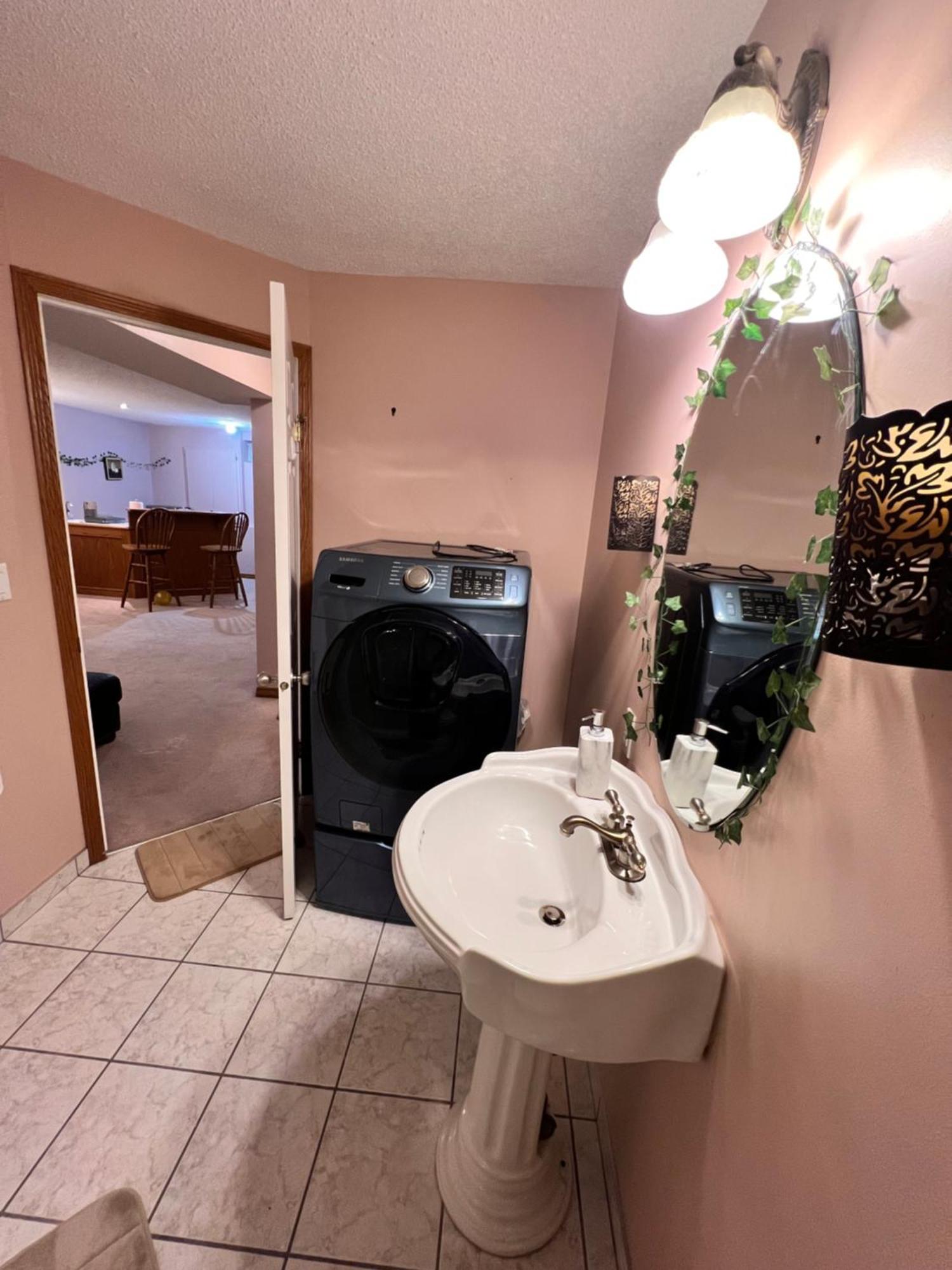 A Classic Homely Basement Suite! Chestermere Eksteriør bilde